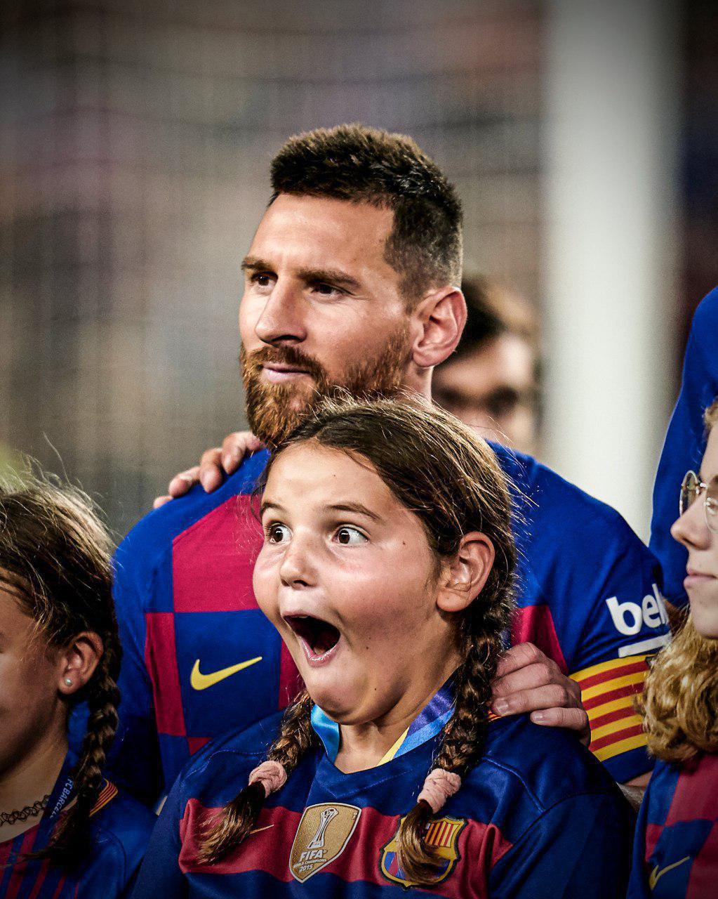 ذوقزدگی دختربچهای که در کنار مسی قرار گرفت +عکس ذوقزدگی دختربچهای که در کنار مسی قرار گرفت +عکس