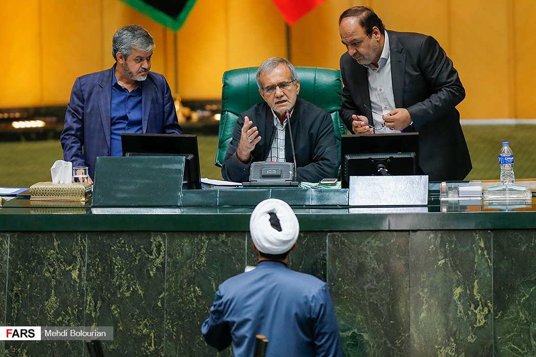 چه کسی «دیکتاتور» است؟