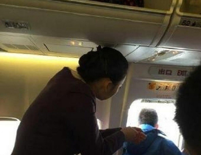 حادثهی عجیب دیگری در هواپیما: زنی درب خروج اضطراری هواپیما را باز کرد! +تصاویر حادثهی عجیب دیگری در هواپیما: زنی درب خروج اضطراری هواپیما را باز کرد! +تصاویر