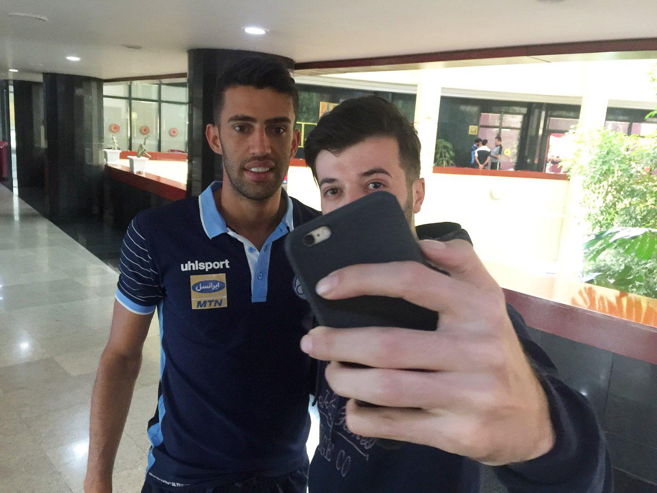 سلفی هواداران تبریزی با بازیکنان استقلال+عکس سلفی هواداران تبریزی با بازیکنان استقلال+عکس