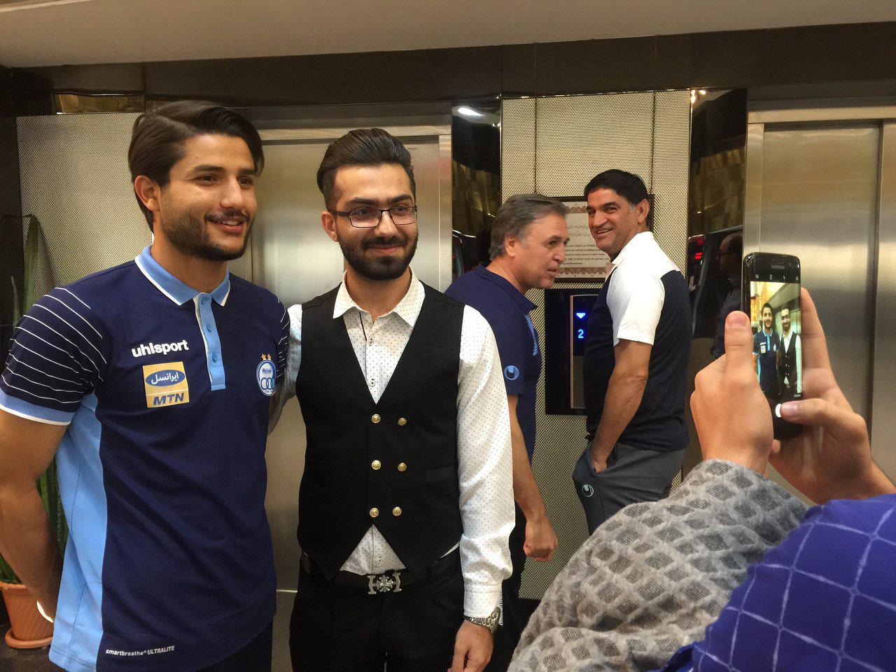 سلفی هواداران تبریزی با بازیکنان استقلال+عکس سلفی هواداران تبریزی با بازیکنان استقلال+عکس