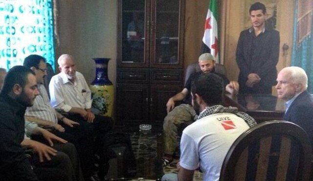 تصاویری از مک کین در کنار سران داعش منتشر شده است/عکس تصاویری از مک کین در کنار سران داعش منتشر شده است/عکس