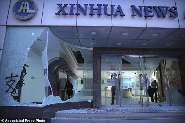 شب ناآرام هنگ‌کنگ /حمله معترضان به دفتر خبرگزاری شینهوا