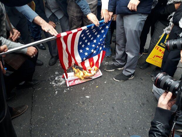 عکش| آتش زدن پرچم آمریکا در تهران