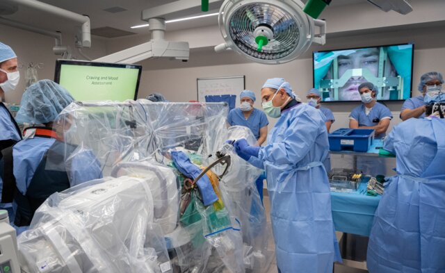 اولین عمل کاشت الکترود در مغز برای ترک اعتیاد توسط دانشمند ایرانی + عکس اولین عمل کاشت الکترود در مغز برای ترک اعتیاد توسط دانشمند ایرانی + عکس