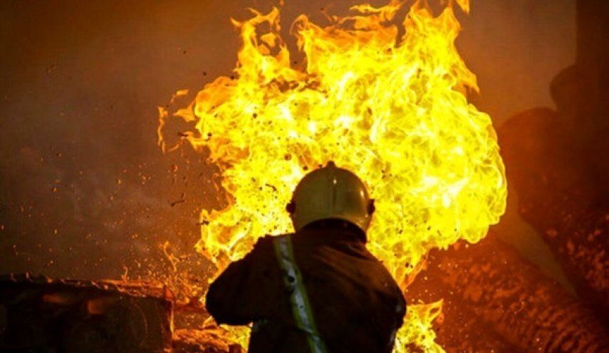 یک کارگاه تولید چوب در مشهد دچار آتش سوزی شد