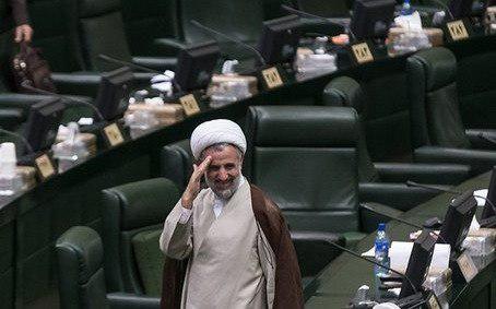 توزیع بیانیه علیه روحانی در مجلس توزیع بیانیه علیه روحانی در مجلس