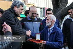 تقدیر شهردار تهران از راننده تاکسی امانت‌داری که 70هزار یورو را به گردشگران برگرداند/عکس