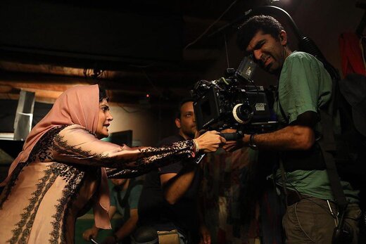 تصویر دیده نشده از الناز شاکردوست پشت‌صحنه فیلم نرگس آبیار