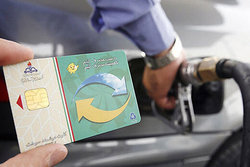 رانندگان بدون کارت سوخت بخوانند /۹۰۰ هزار کارت سوخت در باجه‌های پست