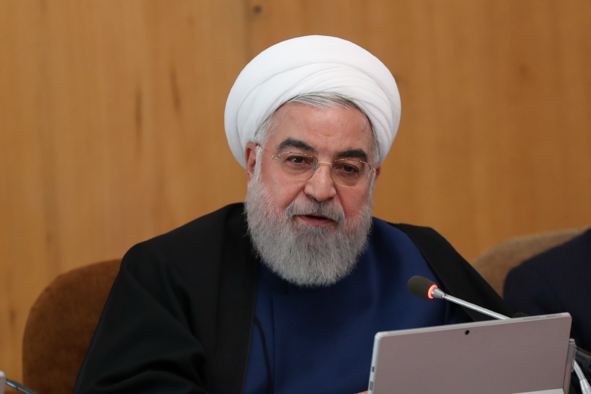 روحانی: ۲ میلیارد دلار پول نفت چه شد؟ پشت پرده چه کسانی بودند؟ می‌دانیم حقوق‌تان چقدر است، خانه‌هایتان کجاست و سوابق‌تان را بلدیم| اگر در انتخابات مشکلی حس کنم، به مردم خواهم گفت