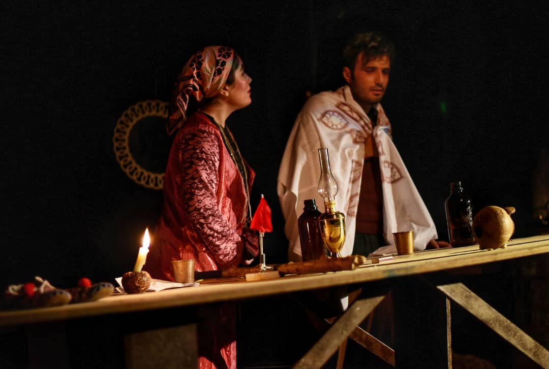 جایی در میان خوک‌ها در سالن استاد مشایخی