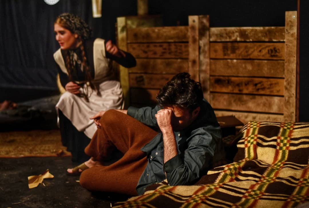 جایی در میان خوک‌ها در سالن استاد مشایخی