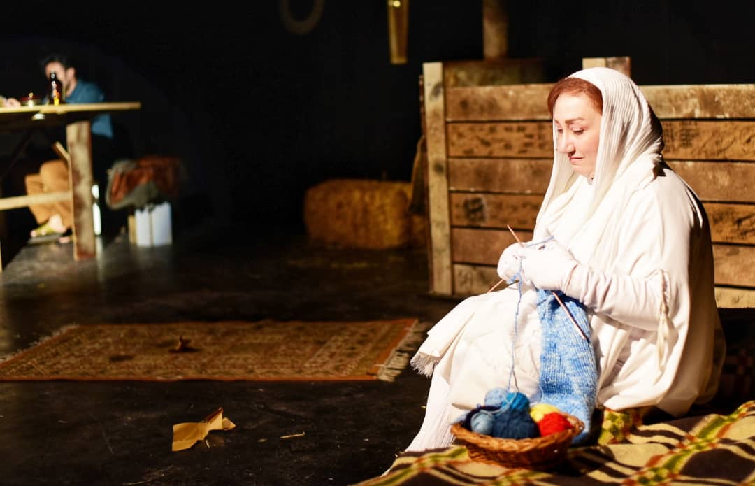 جایی در میان خوک‌ها در سالن استاد مشایخی