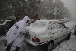 سخت شدن حرکت خودرو‌ها در برخی معابر تهران