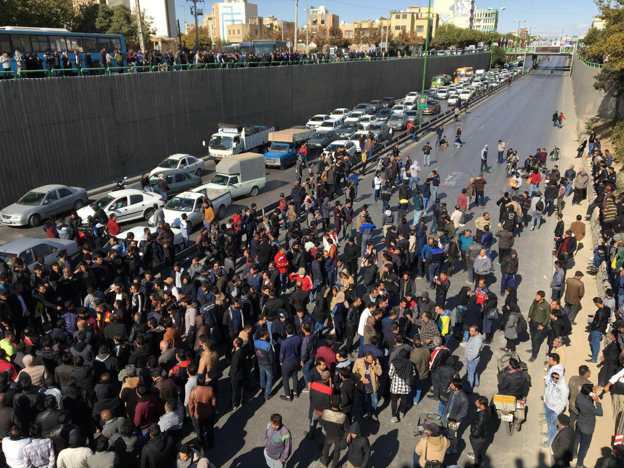 چرا تصمیمگیریها را عدهای دیگر انجام میدهند و سختیها را مردم میکشند؟ چرا تصمیمگیریها را عدهای دیگر انجام میدهند و سختیها را مردم میکشند؟