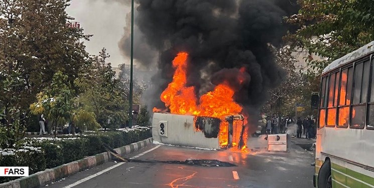 چرا مردم به خیابان می‌آیند و شعار می‌دهند؟ چرا مسئولان راه‌های اعتراض سازنده را باز نمی‌کنند؟