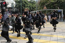 تجمع معترضان هنگ‌کنگی و حمله پلیس با گاز اشک آور و اسپری فلفل