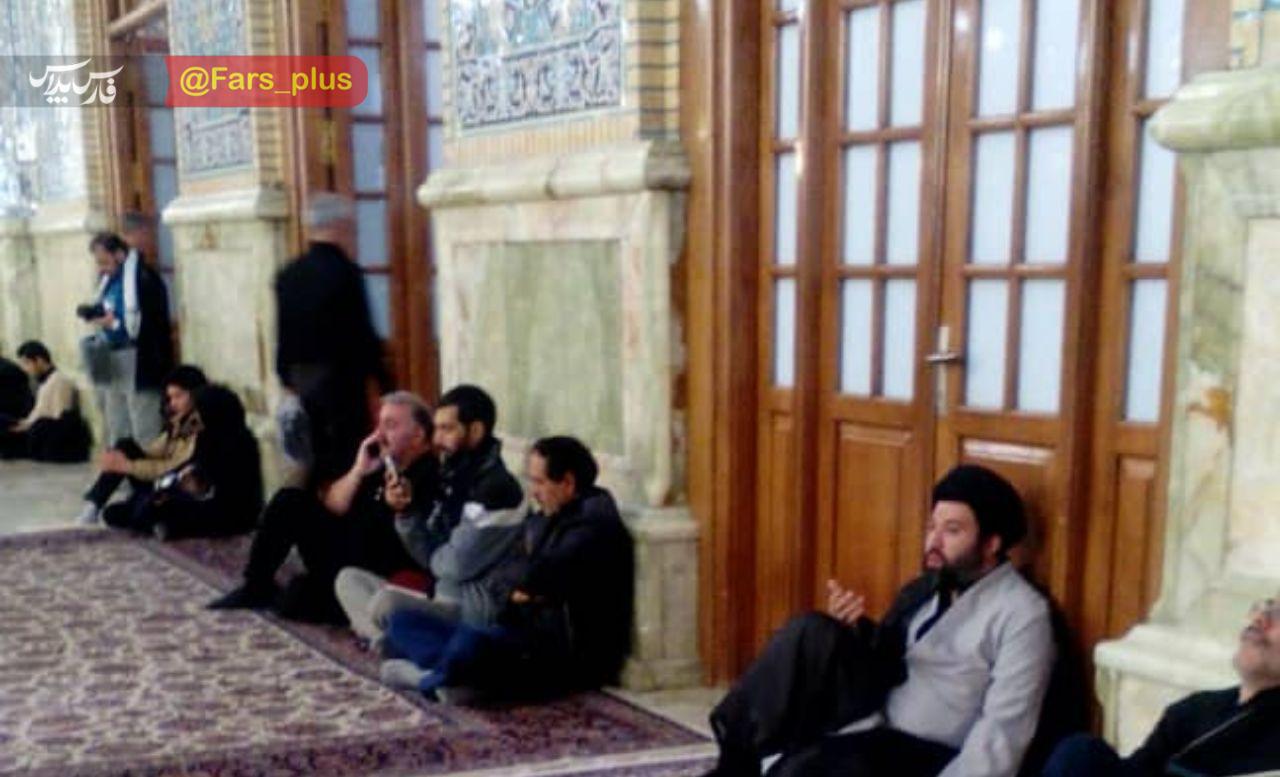 تصویر فرزند رهبر معظم انقلاب در مراسم عزاداری شهادت امام رضا (ع) در حرم رضوی