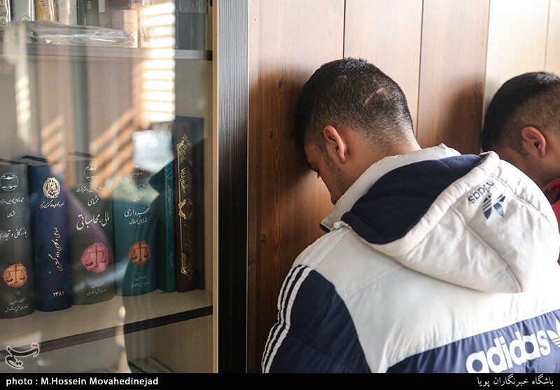 دستگیری دو سارق زورگیر که با استفاده از گاز اشک‌آور موبایل سرقت می‌کردند/ عکس