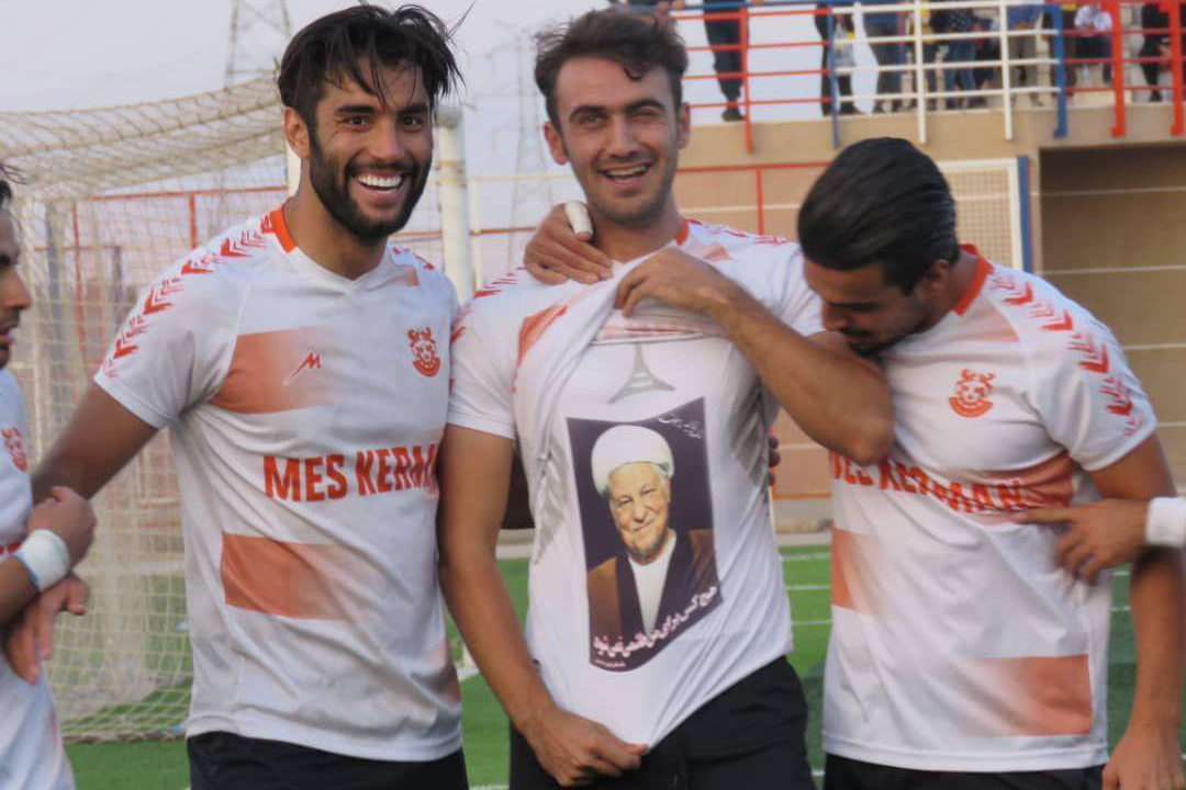 عکس | بازیکن فوتبال گلش را به آیت&zwnj;الله هاشمی&zwnj;رفسنجانی تقدیم کرد