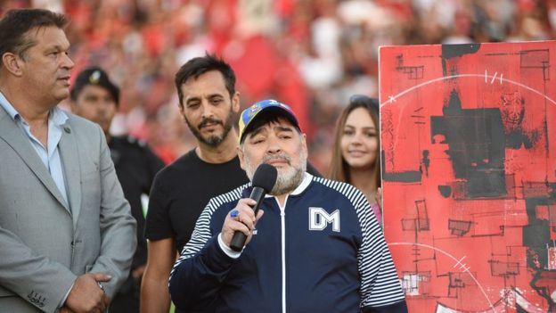 تماشای فوتبال مثل پادشاه؛ وقتی مارادونا برمیگردد+عکس تماشای فوتبال مثل پادشاه؛ وقتی مارادونا برمیگردد+عکس