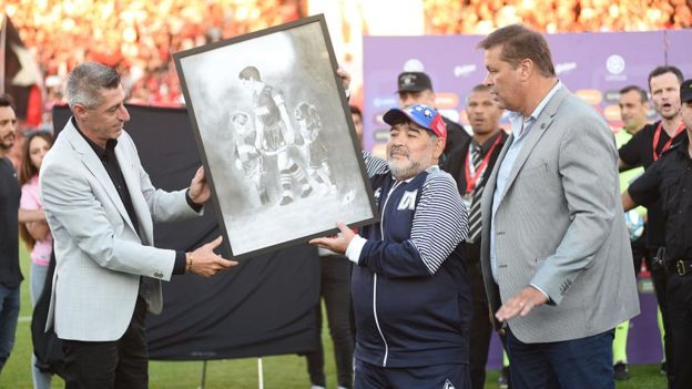 تماشای فوتبال مثل پادشاه؛ وقتی مارادونا برمیگردد+عکس تماشای فوتبال مثل پادشاه؛ وقتی مارادونا برمیگردد+عکس