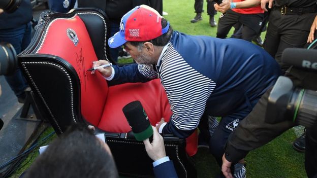 تماشای فوتبال مثل پادشاه؛ وقتی مارادونا برمیگردد+عکس تماشای فوتبال مثل پادشاه؛ وقتی مارادونا برمیگردد+عکس