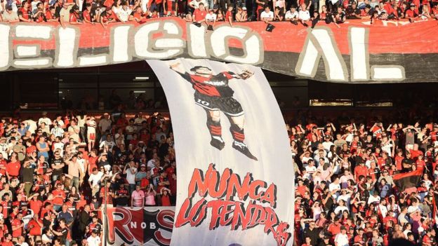 تماشای فوتبال مثل پادشاه؛ وقتی مارادونا برمیگردد+عکس تماشای فوتبال مثل پادشاه؛ وقتی مارادونا برمیگردد+عکس