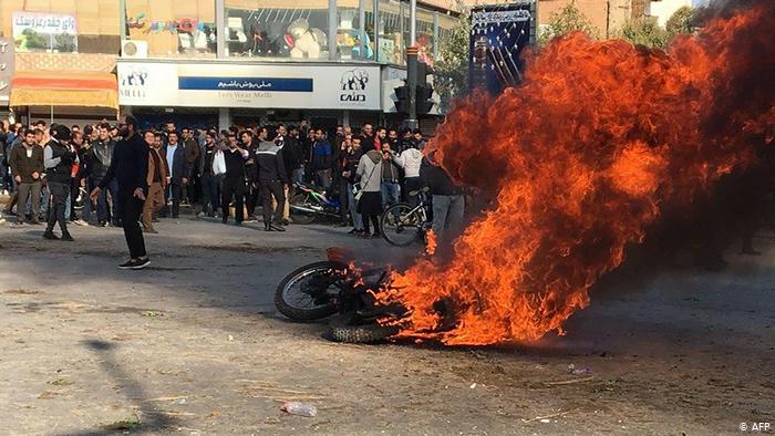 پیشنهاد سه فراکسیون مجلس برای پیگیری اعتراضات بنزینی| محمود صادقی: مسئولان شفاف‌سازی کنند