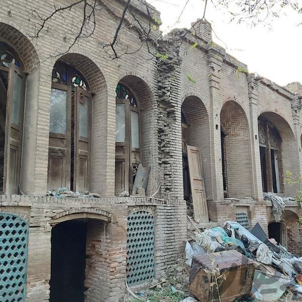 چوب حراج بر یک خانه تاریخی ۱۵۰ ساله در قزوین!