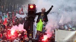 همزمانی سومین روز اعتصابها در فرانسه با تظاهرات جدید جلیقه زردها