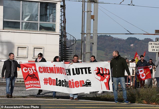 همزمانی سومین روز اعتصابها در فرانسه با تظاهرات جدید جلیقه زردها همزمانی سومین روز اعتصابها در فرانسه با تظاهرات جدید جلیقه زردها