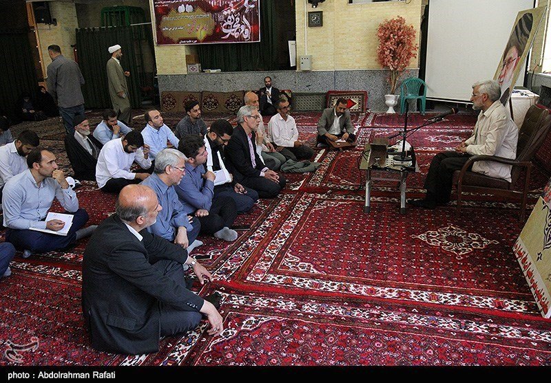 تصویری جالب از سخنرانی سعید جلیلی برای صندلی‌های خالی