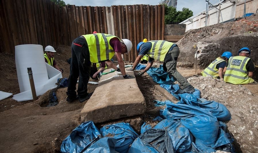 تابوت عجیبی درست در میان خیابان یکی از مهمترین شهرهای جهان پیدا شد! +تصاویر تابوت عجیبی درست در میان خیابان یکی از مهمترین شهرهای جهان پیدا شد! +تصاویر