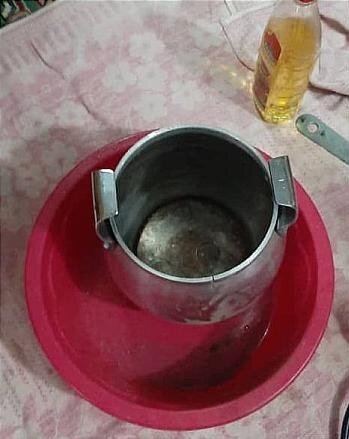 نجات کودک گرفتار در زودپز توسط آتش‌نشانی + عکس