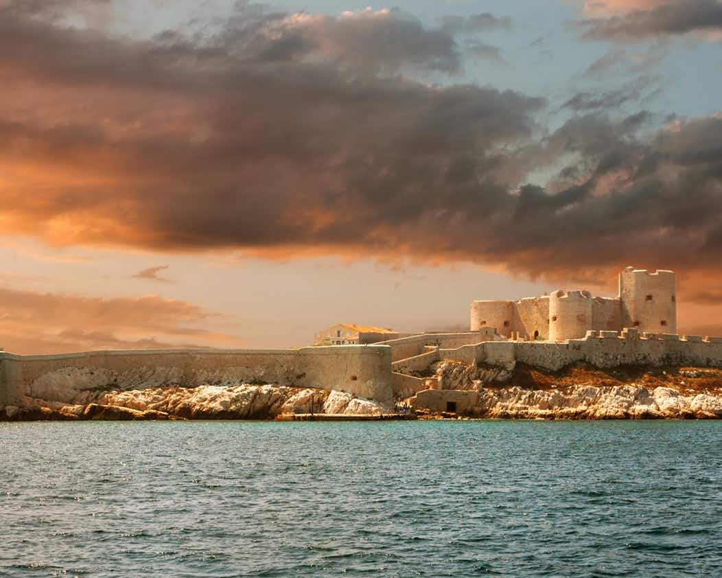 مناطق دیدنی و مناسب‎ترین زمان برای سفر به بالی، فرانسه و اسپانیا