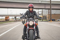 ‌موتورسواری زنان در هاله ای از ابهام! / آخرین وضعیت حقوقی موتورسواری زنان چگونه است؟