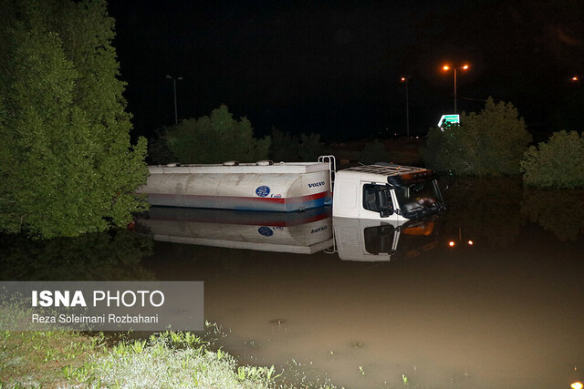 اهواز همچنان غرق در آب؛ رهاسازی بیش از ۲۰۰ خودروی گرفتار در معابر آبگرفته