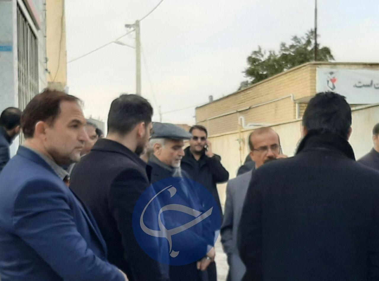 عکسی از روحانی و حسین فریدون در مراسم تشییع پیکر خواهرشان