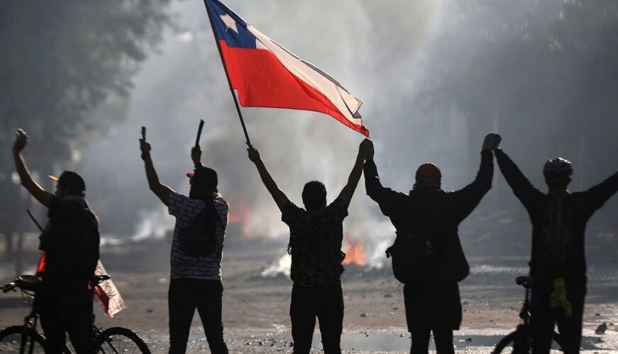 برنده‌ها و بازنده‌های فوتبال در تظاهرات شیلی؛ صدرنشین ۶ هفته زودتر قهرمان شد