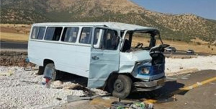 واژگونی مینی بوس در مسیر خاش- ایرانشهر/ ١٩نفر مصدوم شدند