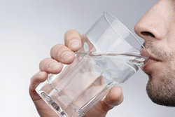نوشیدن زیاد آب مانع ابتلا به کرونا می‌شود؟