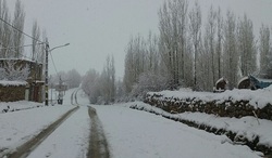 بارش برف راه ارتباطی ۲۰۰ روستای الیگودرز در خرم آباد را بست
