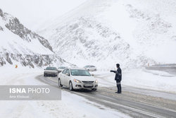 بارش برف در محورهای کوهستانی مازندران/ سطح جاده‌ها لغزنده است
