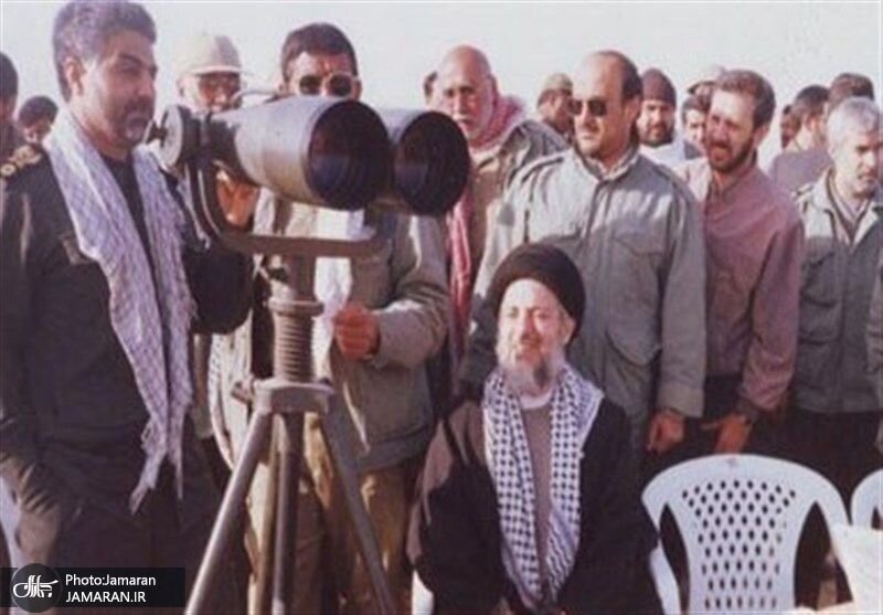 تصویری کمتر دیده شده از روزگار جوانی سردار سلیمانی در کنار شهید محمدباقر حکیم