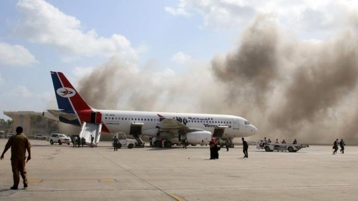 حمله به فرودگاه عدن هنگام ورود هواپیمای دولت جدید یمن/ ۱۶ نفر کشته شدند