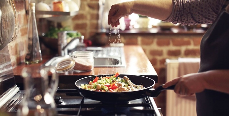 ۱۰ اشتباه رایج در آشپزی که غذای شما را خراب می‌کند