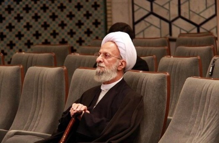 تکذیب عیادت محمود احمدی نژاد از آیت الله مصباح یزدی /سطح هوشیاری پایین است