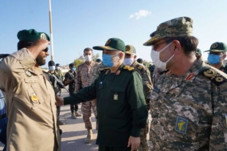 سفر فرمانده سپاه به جزیره بوموسی و هشدار به آمریکا: هیچ تهدیدی را رها نمی‌کنیم